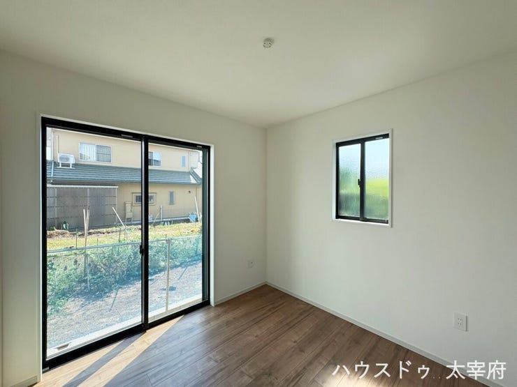 大きな掃き出し窓と、採光用の小窓がそれぞれ異なる面に設置されており、明るい自然光がたっぷりと差し込みます。