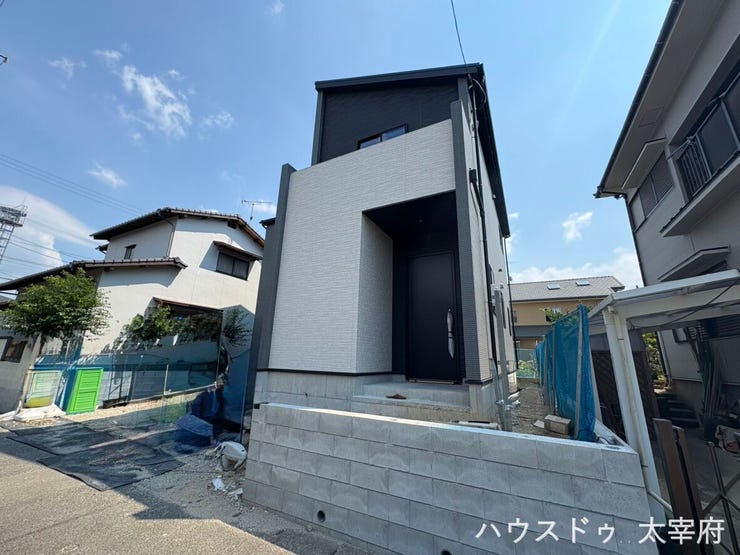 道路からの視線を適度に遮りつつ、効率よく光を取り込めるような窓の配置や、落ち着きのある深い玄関アプローチが特徴です。