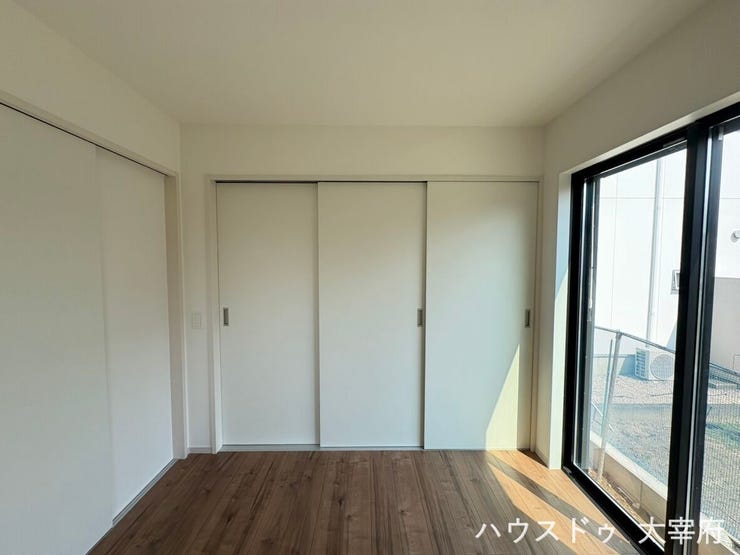 リビングとつながる洋室は、扉を開けて広々とした空間としても、閉めて個室としても使える柔軟な間取りです。来客時の客間やお子様の遊び場、将来の寝室など、ライフスタイルに合わせて活用できます。