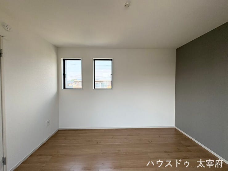 壁の一部にアクセントクロスを採用し、シンプルながらもデザイン性のある洋室です。一面だけ色を変えることで、空間が引き締まり、印象に残る居室になっています。