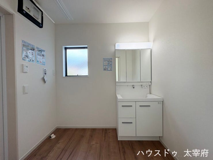 窓があり、自然光が差し込む明るい洗面所。朝の身支度も気持ちよくでき、換気もしやすい快適な空間です。3面鏡裏も収納になっているのでお化粧品や洗剤のストック等たくさんできますよ。