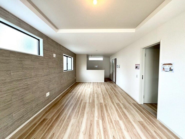 【Living】家族が集まりやすい場所で、くつろぎと会話が自然に生まれます。