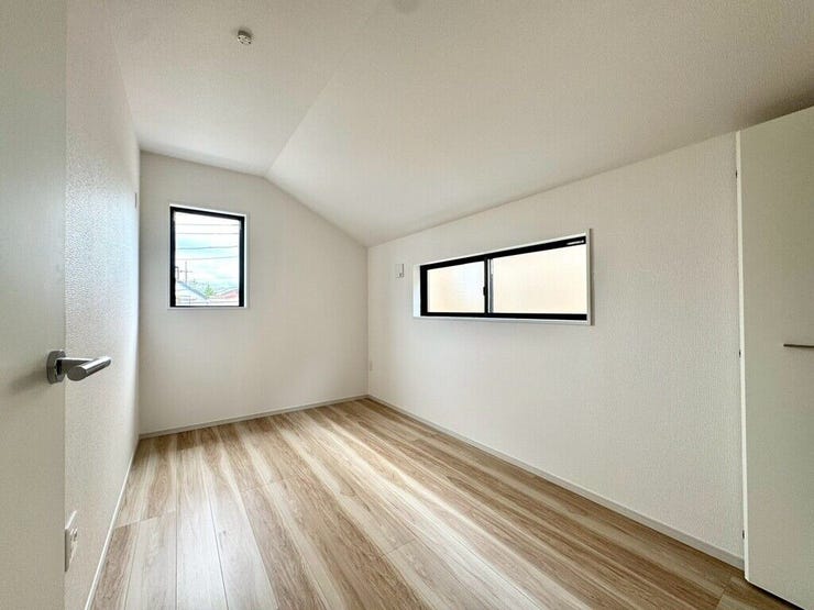 【Bedroom】ナチュラルな内装で、リラックスできる空間。寝室や書斎にも最適です。