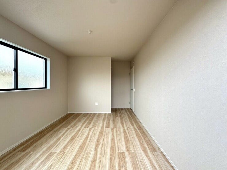 【Bedroom】ベッドとデスクを置いてもゆとりのある、使い勝手の良い広さの洋室です。