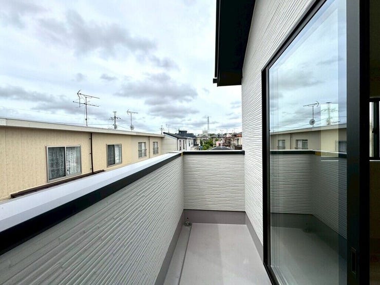 【Balcony】日当たりの良いバルコニーはお洗濯物がしっかり乾きやすく、毎日の家事にも重宝します。
