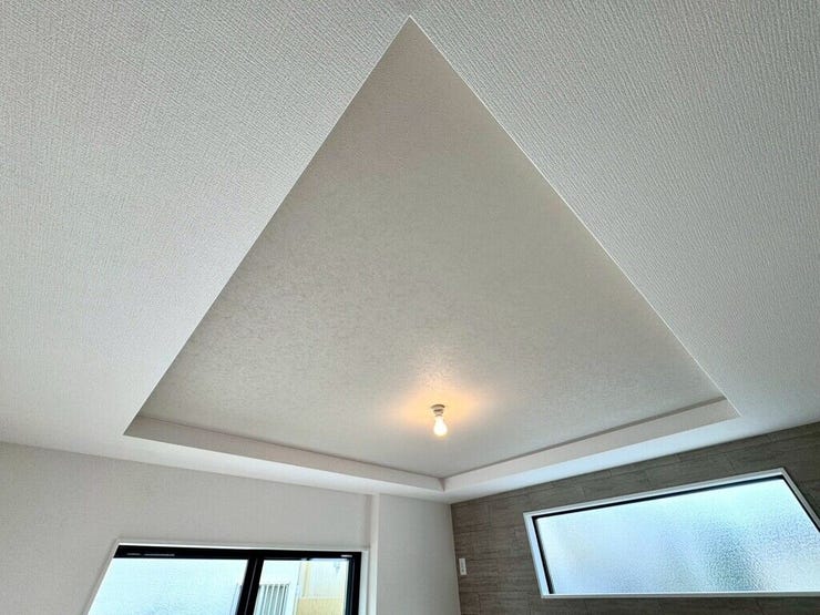 【Living】天井に高さと奥行きを持たせた折上げ仕様で、上質な雰囲気のリビングに。