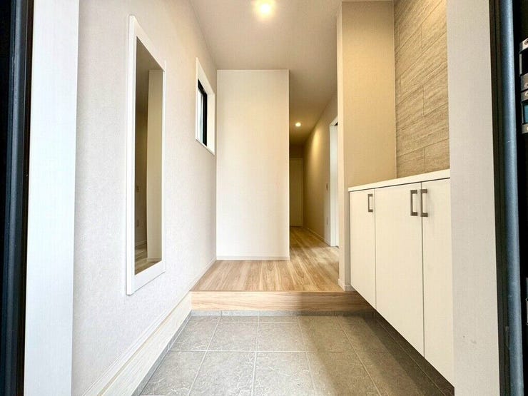【Entrance】シューズボックス完備の玄関で、靴や小物もスッキリ収納できます。