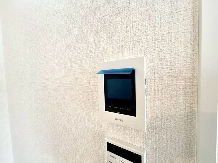 【Facilities】来訪者を確認できるモニター付きインターホンで、防犯面も安心です。
