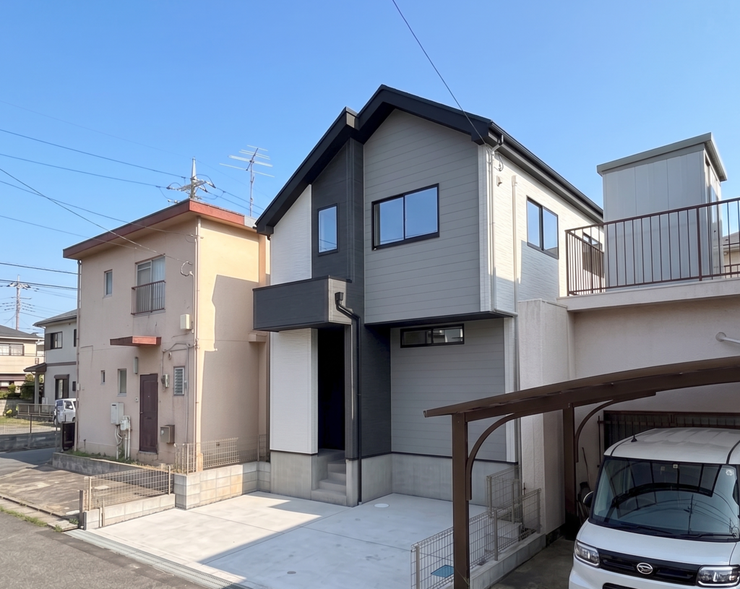 【Exterior】モダンでスタイリッシュな外観。周囲に調和する落ち着いた佇まいが魅力です。
