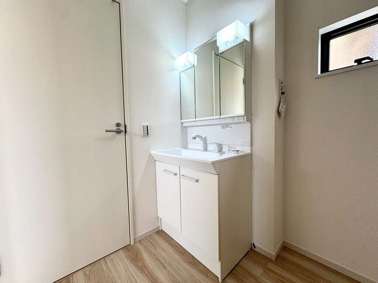 【Washroom】毎朝の準備がスムーズに。広めの洗面台と収納が使いやすい洗面所です。