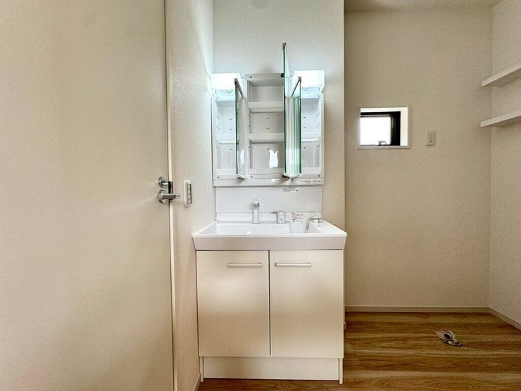 【Washroom】すっきりとしたデザインで、毎日の生活が快適に。収納も豊富な洗面所です。