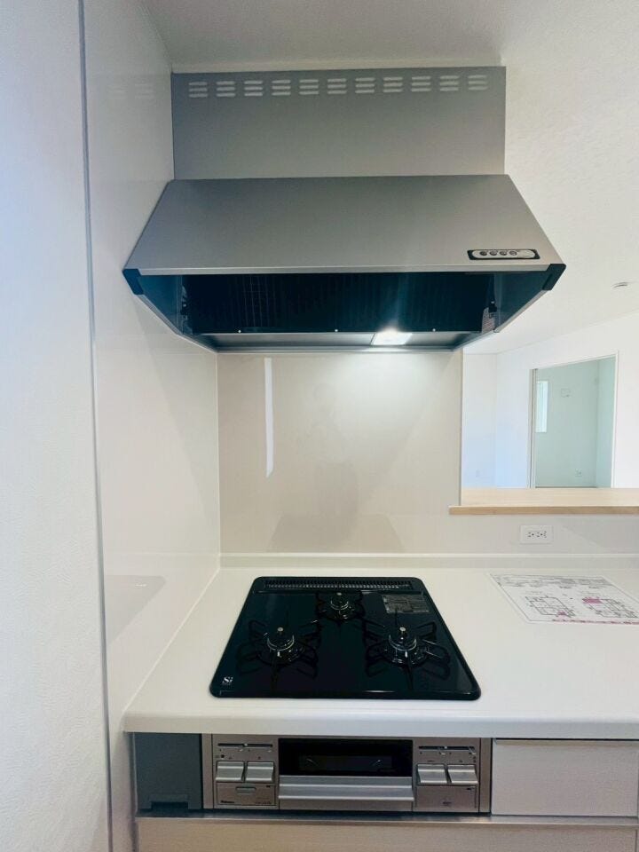 3口コンロ付きのキッチンは、同時調理ができて時短にもなります◎毎日のお料理がスムーズに楽しく進みます。