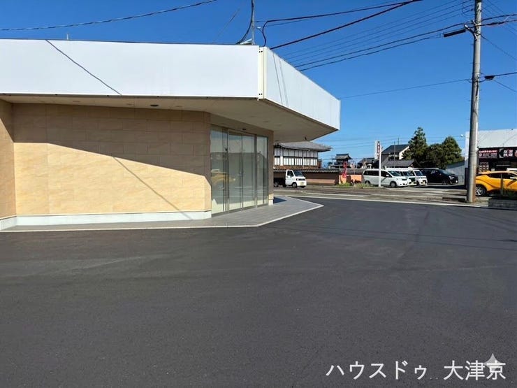 駐車台数を十分に確保。ロードサイド店舗の強みである、お車でのアクセスの良さを備えています。
※画像の一部を加工しております