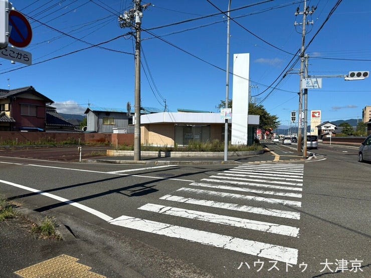 二方向の道路からアクセスできるため、右左折を問わず入庫がスムーズです。角地ならではの開放的な佇まいが、店舗の信頼感をより一層高めます。