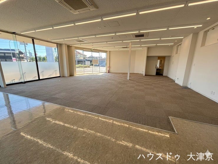 大きな窓から自然光が差し込む、明るく開放的なフロア。物販からショールームまで幅広く活用可能です。
※画像の一部を加工しております