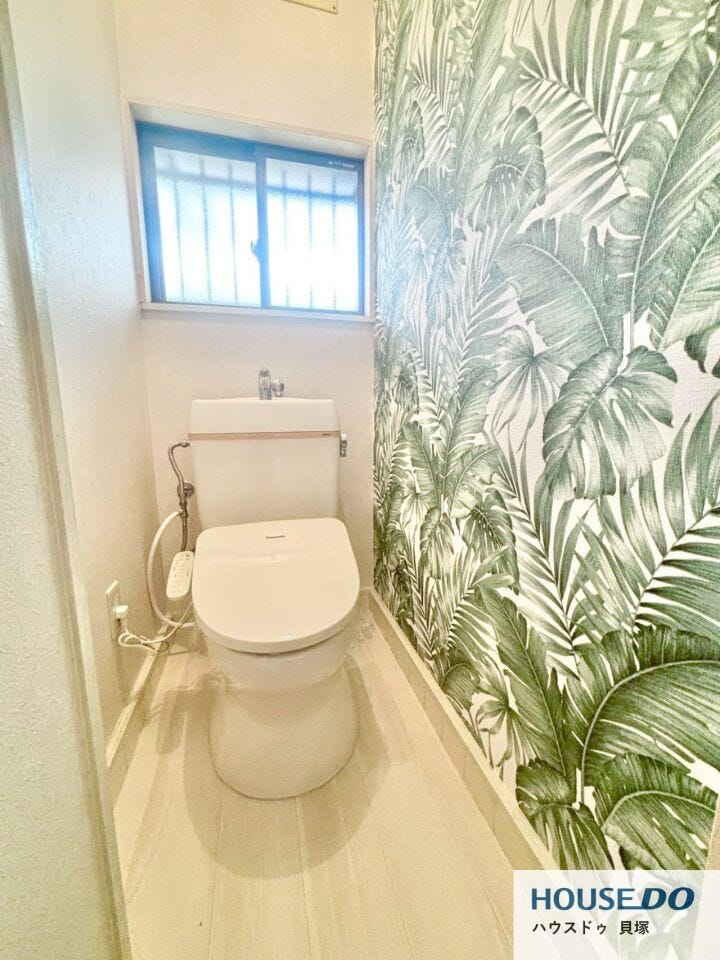 温水洗浄便座付きのトイレです。汚れてもサッとひと拭きでお手入れ簡単。節水仕様でしっかり洗浄できます。環境にやさしく、しかも経済的です。