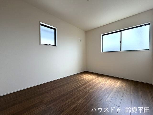 【2階南側約6帖洋室】3面採光で明るい日差しが差し込むので快適に過ごすことができます。