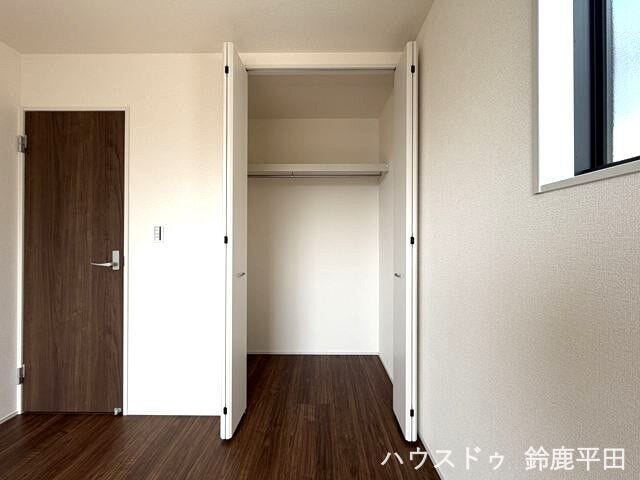 2階南側約6帖洋室に設置された収納スペースです。ハンガーパイプがついているので衣服はもちろん、バッグや小物なども整理できます。
