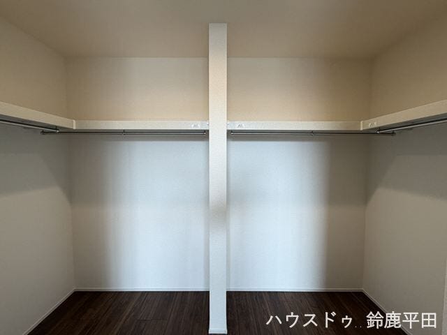 2階西側約7帖洋室に設置されたウォークインクローゼットです。広々としているので季節や家族で分けて収納ができます。