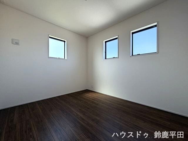 【2階北側約5.2帖洋室】家具の配置がしやすいシンプルな間取りで多目的に活用できます。