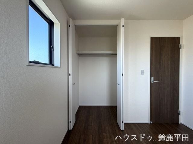 2階北側約5.2帖洋室に設置された収納スペースです。奥行きがあるので衣服などをたくさん整理できます。