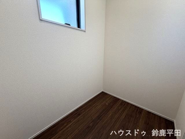 2階東側のストレージルームです。季節用品や大型の荷物などをまとめて収納ができます。