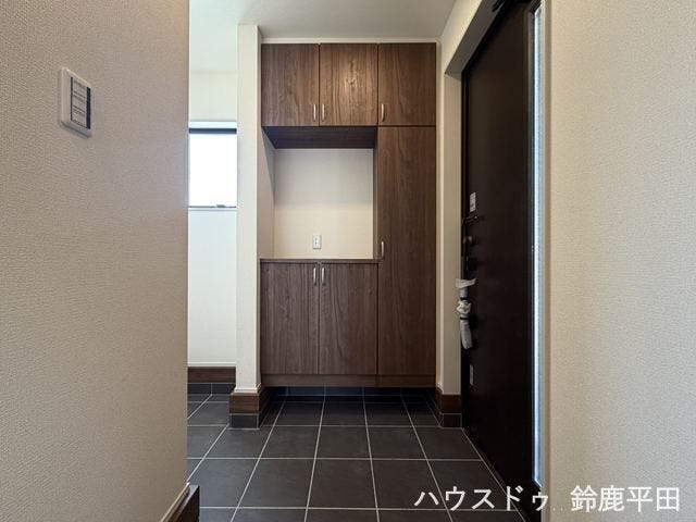 落ち着いた色合いで統一された上質感のある玄関です。飾り棚としても使えるカウンタースペースがあり、お好みのインテリアを楽しめます。