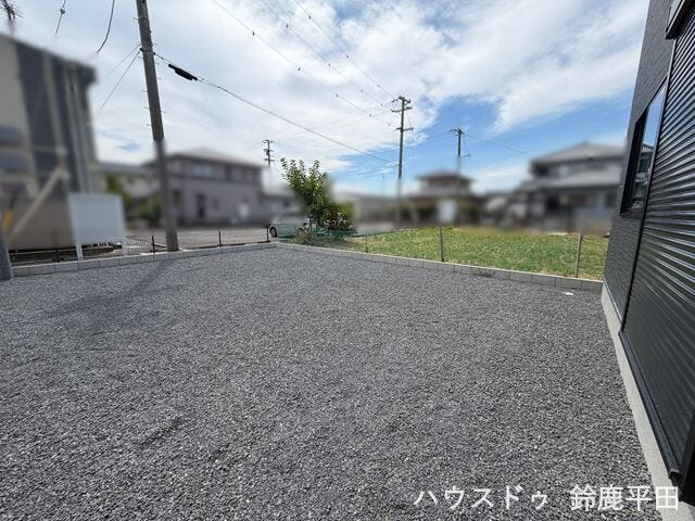 広々とした庭スペースでお子様の遊び場やガーデニングなどを楽しめます。砂利敷きなのでお手入れがしやすいのがいいですね。