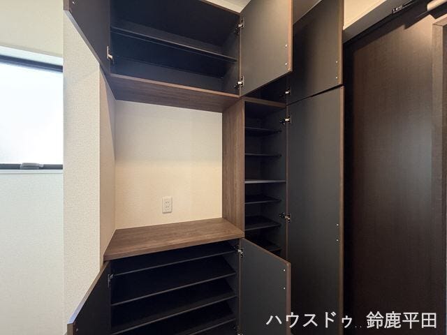 玄関に設置されたシューズインクローゼットです。収納力が豊富で家族分まとめて整理できます。
