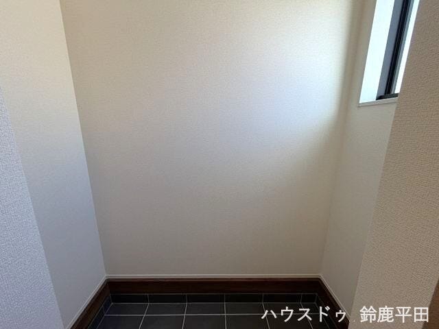 玄関横に設けられたシューズクロークで、ベビーカーやアウトドア用品などをそのまま収納できます。小窓がついているので換気もできていいですね。