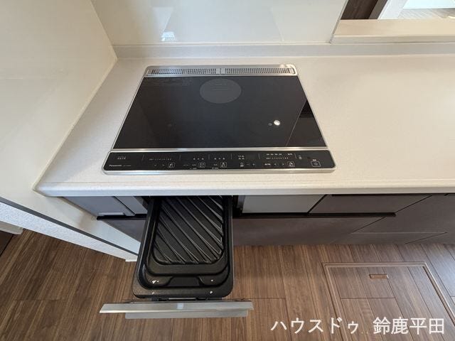 IHクッキングヒーターです。火を使わないので安全に使用でき、お手入れも楽でいいですね。