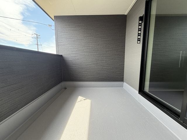 2階西側約7帖洋室に隣接されたインナーバルコニーです。広さがあり、屋根もついているので天気を気にすることなく洗濯物を干すことができます。