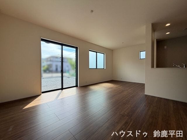 約17帖の広々としたLDKです。南側からの明るい日差しが差し込み、開放感のある空間です。