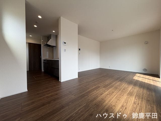 木目調のフローリングが上質な雰囲気を演出する、居心地のいい空間です。対面式キッチンでご家族との会話も楽しめます。