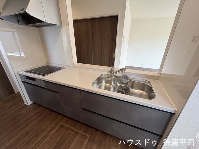 収納力豊富な対面式キッチンです。食器や調理器具などをすっきり整理することができます。