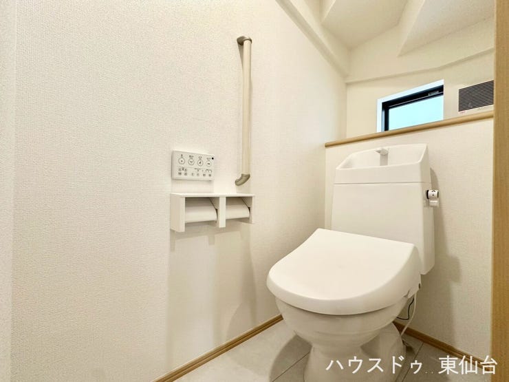 白を基調とした、シンプルながらも落ち着くデザイン。
洗浄付き温水便座で機能性も兼ね備えています♪