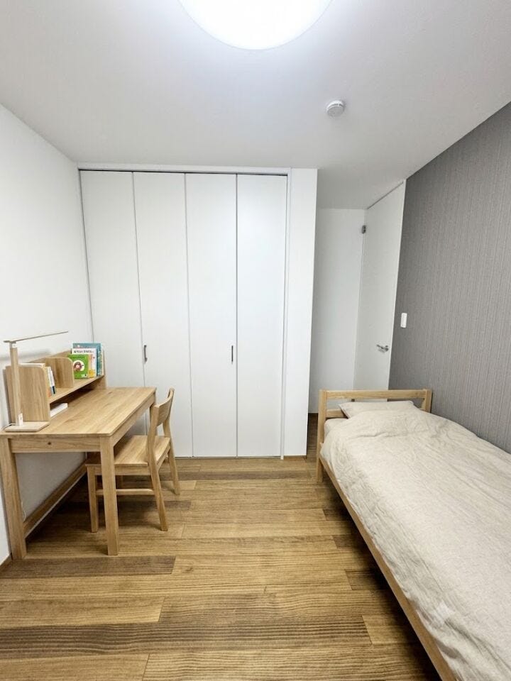 ■□■洋室■□■
机とベッドを置いてもゆとりの広さ。お片付け上手になる大きな収納付きで、お子様の自立心を育みます