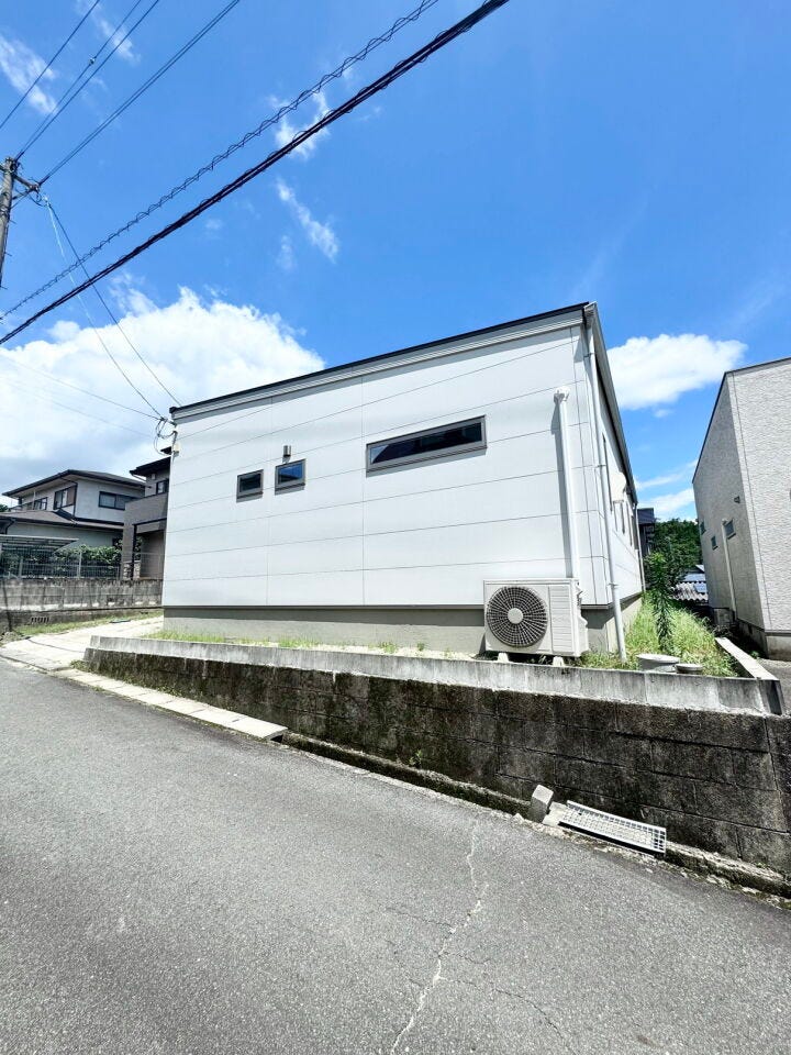 ■□■外観■□■
道路から一段高い立地で、外の気配を感じにくいプライベート空間。休日は家族でゆったりおうち時間を
