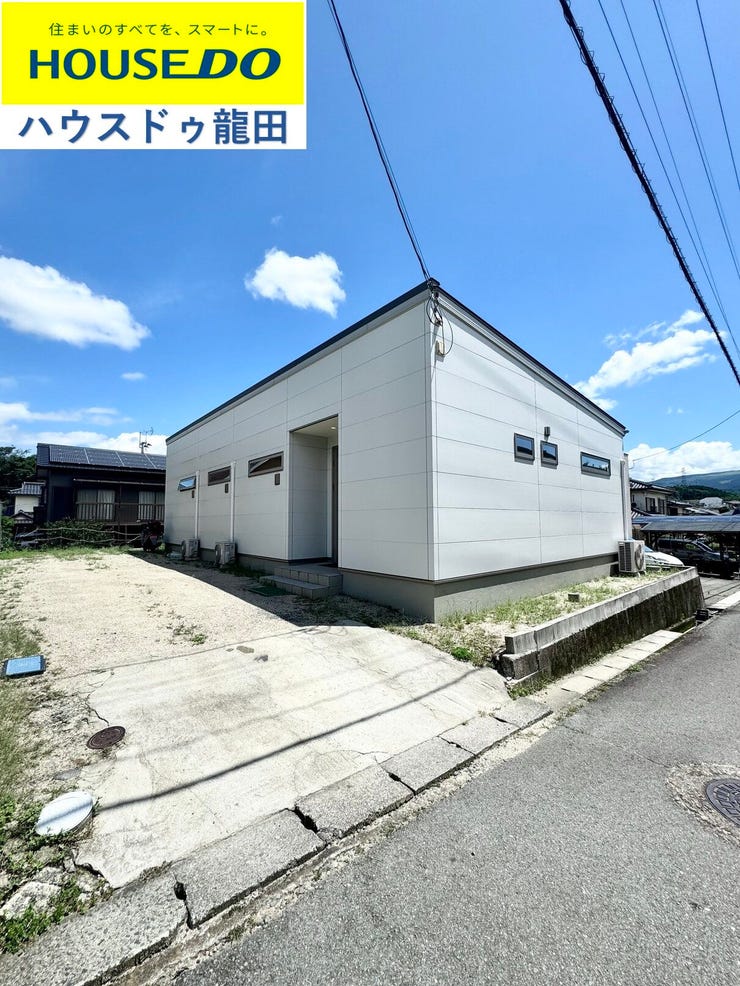 ■□■外観■□■
家族の繋がりを感じるシンプルな住まい。視線を気にせず過ごせる窓の配置で、のびのびと子育てができます