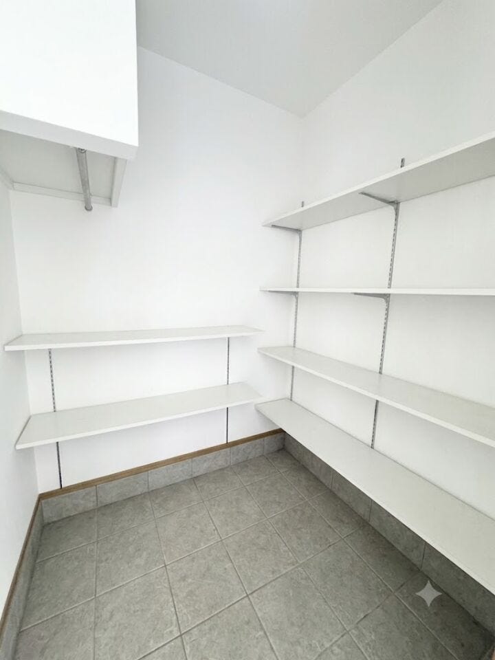 ■□■シューズインクローク■□■
ベビーカーもそのまま収納!高さ調整できる棚と便利なパイプ付きで、いつでもスッキリ片付く玄関に