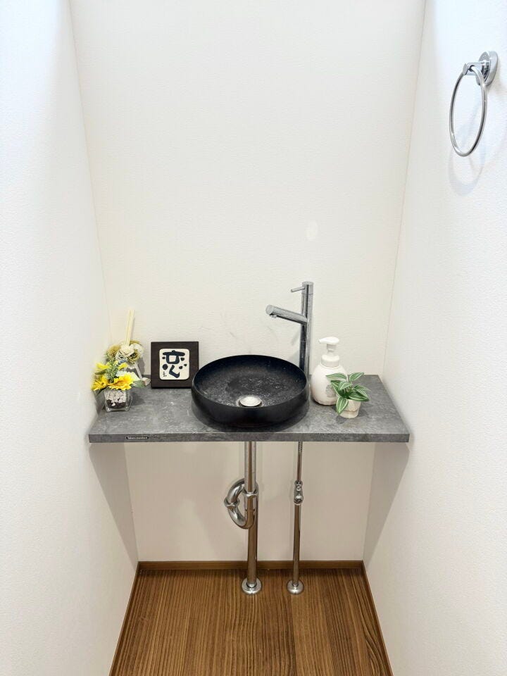 ■□■手洗い場■□■
来客時も安心のスタイリッシュな手洗い器。生活感が出やすい洗面所を見せずにサッとご案内できます