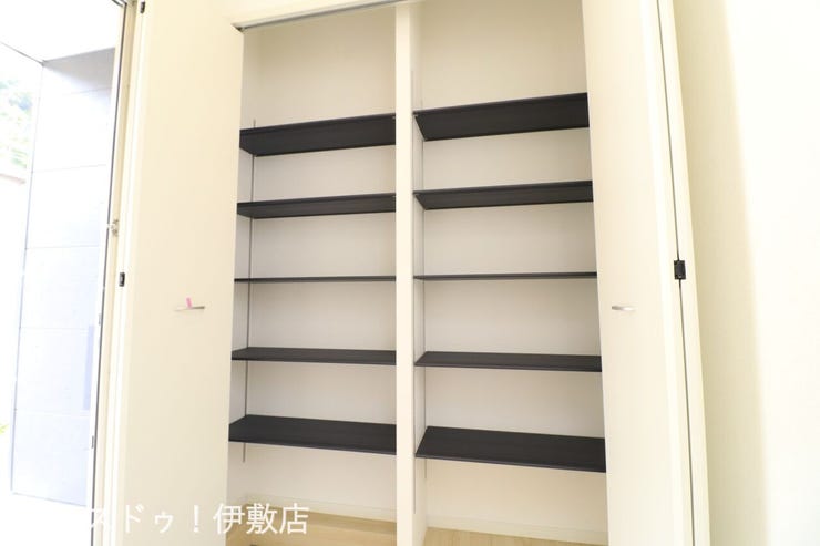 下伊敷２丁目 新築戸建 【玄関】
大き目の玄関収納付！扉付きで生活感を出さずに収納可能です