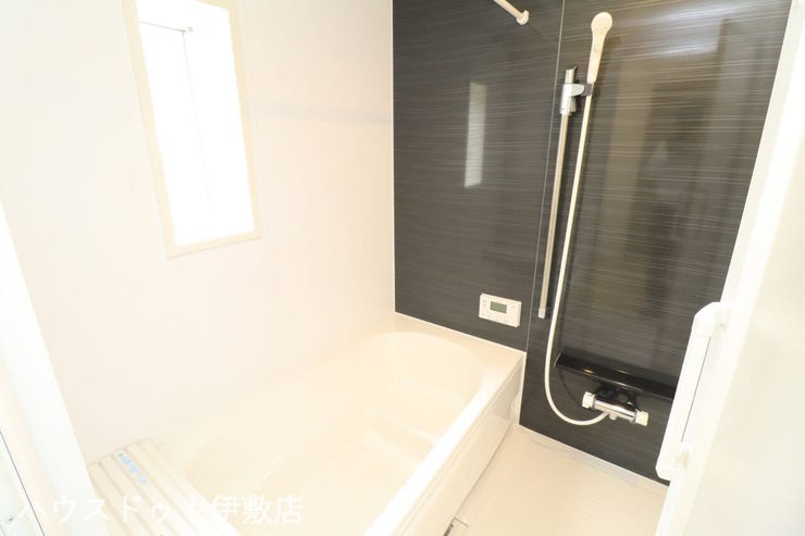 下伊敷２丁目 新築戸建 【浴室】
シックな雰囲気のくつろぎスペースの浴室。ゆったり足を伸ばして入浴でき、一日の疲れも癒されそうですね。