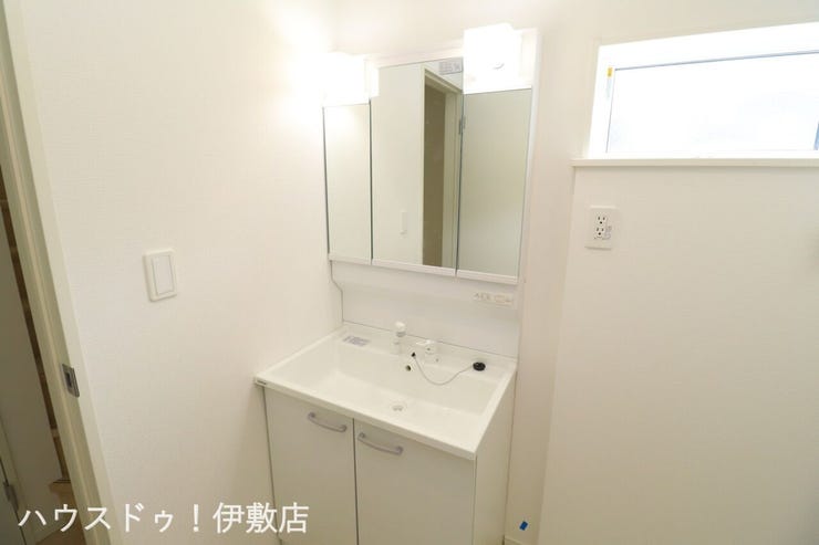 下伊敷２丁目 新築戸建 【洗面台】
人気の3面鏡を採用しました。
ミラー裏が収納になっているので、生活感を出さずに収納することが出来ます。