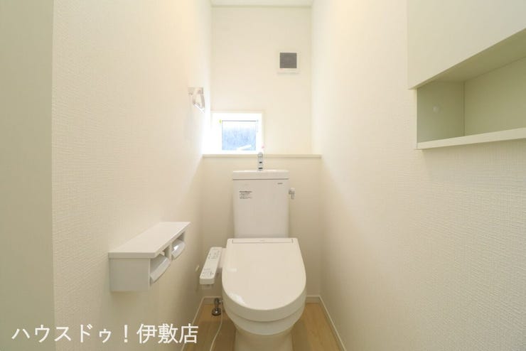 下伊敷２丁目 新築戸建 【1Fトイレ】
一人になれる安らぎの場所。清潔さと静けさを両立した空間。心落ち着くひとときを過ごせる、プライベートなレストルームです。