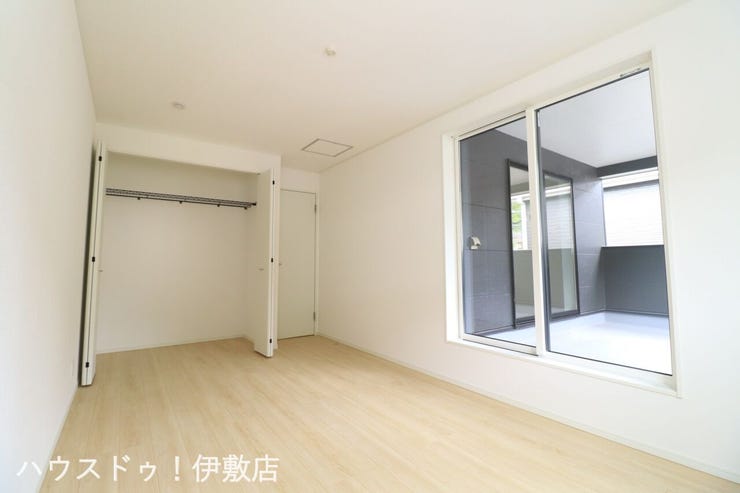 下伊敷２丁目 新築戸建 【洋室7.7帖】
主寝室にもなる7.7帖。ベッド2台プラスαのペースがあり、お子様が小さいうちは家族みんなの寝室として活用できそうですね。