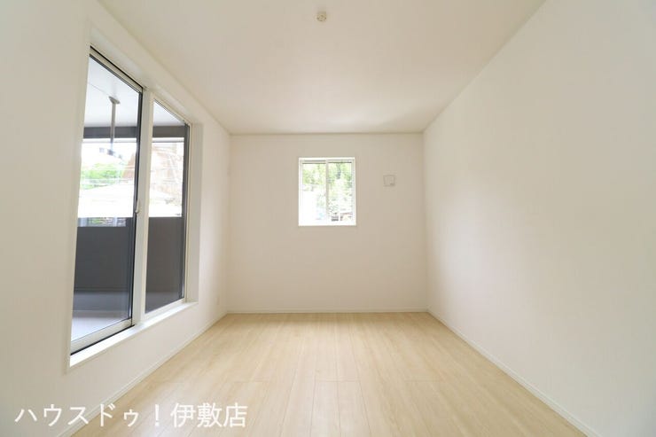 下伊敷２丁目 新築戸建 【洋室7.7帖】
南東と北西側に窓があり、自然光が入りやすい洋室