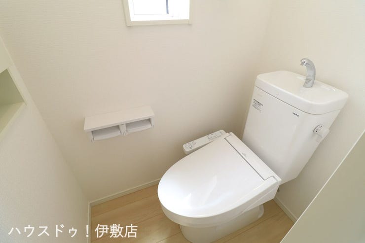 下伊敷２丁目 新築戸建 【2Fトイレ】
2カ所に省エネ仕様のトイレ！2階から階段を降りなくてもいいので、お部屋からの移動が短縮できます。