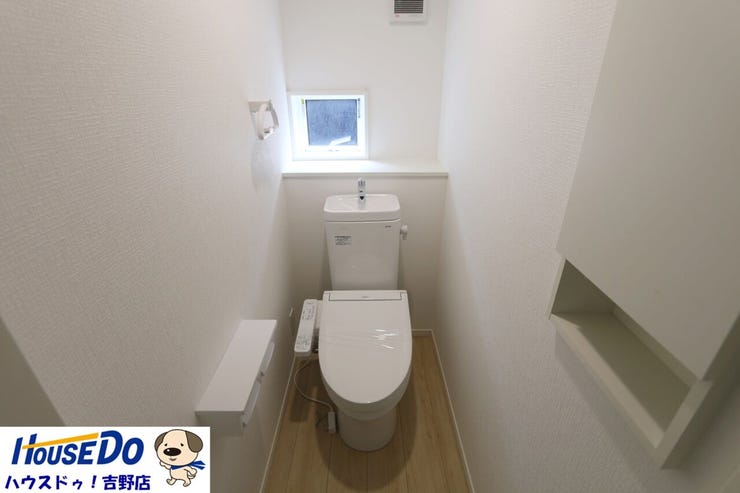 1階トイレ。温水洗浄便座付きのトイレは快適で、いつも清潔に保たれます。