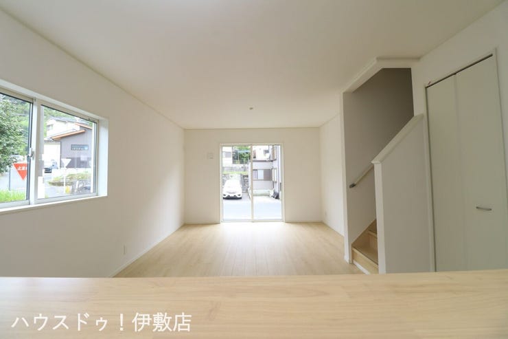 下伊敷２丁目 新築戸建 【リビング】
南東側と北東側の2方向に窓があり、部屋の奥まで光が入りやすいリビング